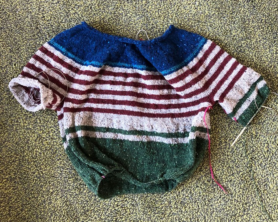 Pullover von oben gestrickt